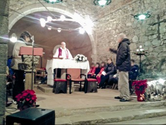 Un feligrès davant l'altar va tornar a demanar ahir que Reixach torni a la parròquia G. P