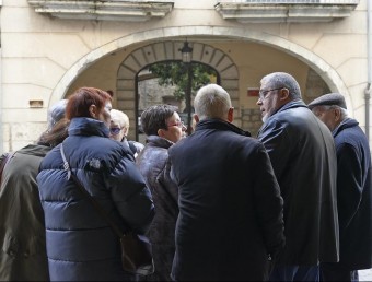 El grup de feligresos ahir a les portes del Bisbat de Girona GLÒRIA SÁNCHEZ / ICONNA