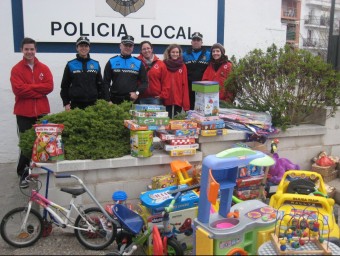 Recollida de joguines feta a Tossa de Mar, en col·laboració amb la Policia Local del municipi. EL PUNT AVUI