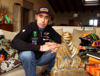 Nani Roma, a casa seva, amb el trofeu del Dakar que va guanyar l'any 2004, en moto EL 9