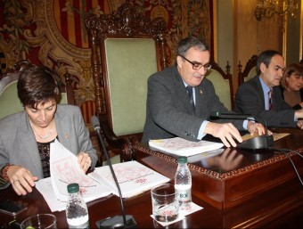 L'alcalde de Lleida, Àngel Ros, i els tinents d'alcalde Marta Camps i Josep Presseguer, abans de començar el ple de la Paeria de dilluns SALVADOR MIRET / ACN