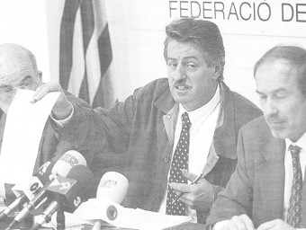 L'exalclade de Portbou Paco Martínez, en una roda de premsa l'any 1998. Martínez va deixar l'alcaldia un any després. MANEL LLADÓ