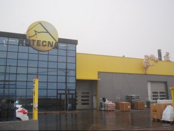 Façana de l'empresa Rotecna a la seu central i planta de fabricació que la firma té al polígon industrial d'Agramunt.  J.TORT