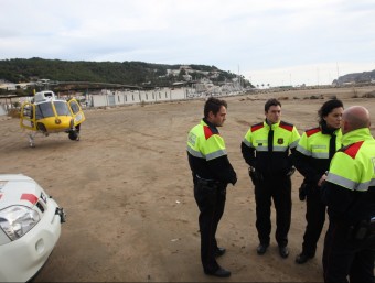 Un helicòpter i diferents agents dels Mossos d'Esquadra formen part de l'equip de recerca ACN