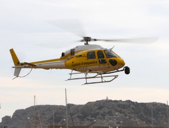 L'helicòpter dels Mossos d'Esquadra, al port de l'Estartit LLUÍS SERRAT