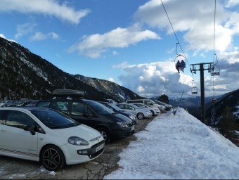 Una vista d'ahir dels aparcaments de vehicles que hi ha a la zona més propera a peu de pistes de Vallter 2000. J.C