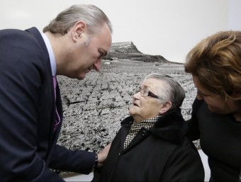El president Fabra i l'alcaldessa parlen amb una usuària de la Llar del Jubilat. EL PUNT AVUI