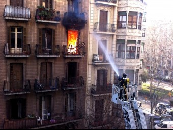 El foc va ser visible des de l'exterior del carrer Provença IGNASI MARTI / ACN