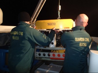 Agents de la Guàrdia Civil amb el robot submarí, anit durant el rescat EL PUNT AVUI