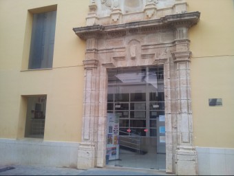 Porta d'accés de la que ha de ser la nova Biblioteca Municipal de Carlet. EL PUNT AVUI