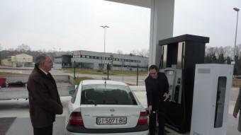 Un client, divendres a la tarda, en un dels assortidors de l'ES Petrolis Bescanó, emplenant els dipòsit del seu vehicle JOAN TRILLAS