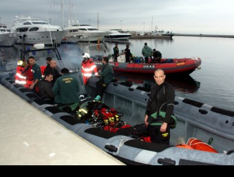 Els submarinistes del Grup Especial d'Activitats Subaquàtiques (GEAS) de la Guàrdia Civil, sortint ahir al matí del port de Roses. ACN / TONI FORNS