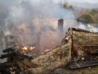 La masia Can Reixach totalment destrossada per les flames després de l'incendi MARC PUIG