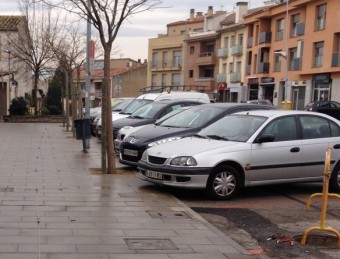 Cotxes aparcats en la zona vermella de Vidreres on s'aplica “l'aparcament intel·ligent. EL PUNT AVUI