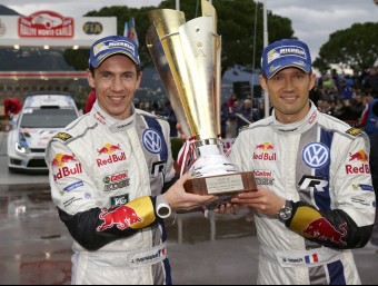 Ogier (dreta) i el seu copilot, Julien Ingrassia, amb el trofeu de vencedors del ral·li de Montecarlo, ahir VOLKSWAGEN