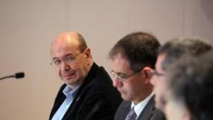 Joan Carles Gallego, al fons, durant el debat d'ahir. QUIM PUIG