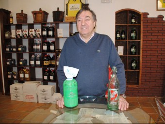 Josep Maria Palau amb una gasosa i un sifó de la marca La Flor de Vimbodí a la botiga i museu de l'empresa.  J.TORT