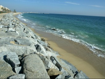 Imatge d'arxiu d'una platja sense sorra al sud del Maresme, un fet habitual a la zona QUIM PUIG