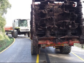 Foto d'Unió de Pagesos en què es demostra les dificultats que tenen dos vehicles agrícols grans quan es creuen a la carretera.  UNIÓ DE PAGESOS
