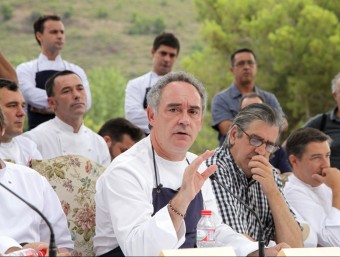 Una imatge del cuiner Ferran Adrià el dia del comiat del restaurant El Bulli, al costat de Juli Soler, i de cuiners de renom mundial que van assistir a l'acte. JOAN SABATER