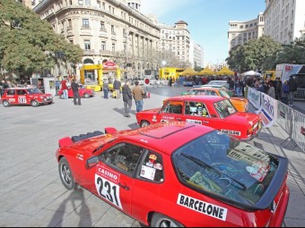 Parc tancat de la sortida de Barcelona del ral·li Montecarlo Històric, amb el Porsche 924 de Carles Miró i Jesús Arriezu en primer terme MIQUEL ROVIRA