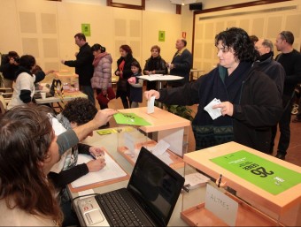 Les votacions a Santa Coloma es van fer a la biblioteca J.Vinyoli. JOAN SABATER