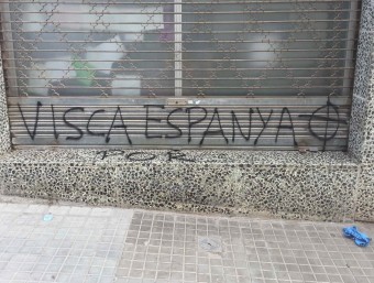 Una pintada, en català , al Casal Independentista del Pla de l'Estany, a Banyoles. EL PUNT AVUI