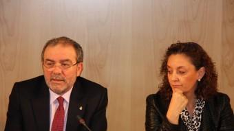 El president de la Diputació de Lleida, Joan Reñé, i la responsable dels Serveis Jurídics de l'ens Chari Rodríguez, a la roda de premsa d'aquest dijous ACN