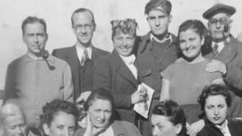 Un grup d'escriptors embarcat en el vaixell Florida, cap a Buenos Aires, el desembre de 1939. El segon i quart per l'esquerra, Benguerel i Oliver, respectivament. ARXIU