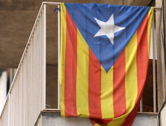 Una bandera estelada penjada a un balcó LLUÍS SERRAT / ARXIU