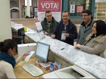 Instant en què l'alcalde i els síndics polítics feien la seua votació. EL PUNT AVUI