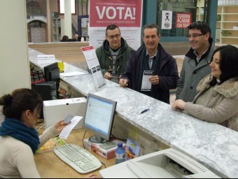 L'alcalde i els síndics municipals fan una votació presencial. EL PUNT AVUI