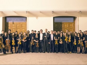 Components de l'Orquestra Atrivm a les portes del Teatre Echegaray. CEDIDA