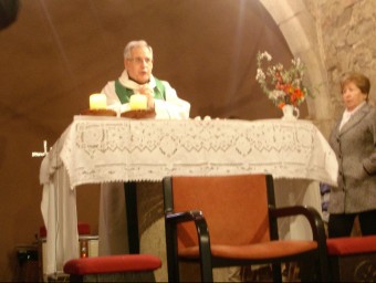Mossèn Jaume Reixach, oficiant missa a Riells del Montseny. TURA SOLER