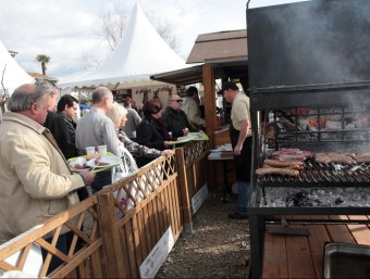 Gent, fent cua per menjar botifarres i carn a la brasa, ahir al migdia al Fiporc de Riudellots de la Selva JOAN SABATER