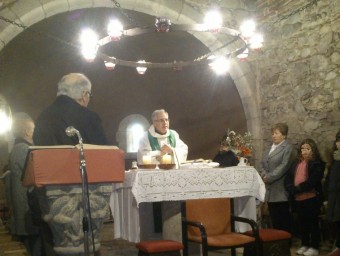 Jaume Reixach, ahir a oficiant la missa a Riells. TURA SOLER