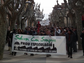 Imatge de la manifestació que diumenge va recórrer els carrers de Premià de Mar en suport que Can Sanpere sigui un espai públic. DAVID CARRILLO