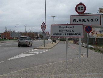 Cartell a l'entrada de Vilablareix on s'anuncia la seva adhesió a l'AMI J.N