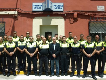 Plantilla de la policia urbana d'Almussafes amb l'alcalde de la vila. CEDIDA