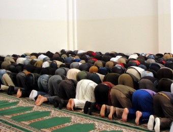 La comunitat musulmana de Tortosa i Roquetes durant la pregària d'aquest divendres a la nova mesquita ACN