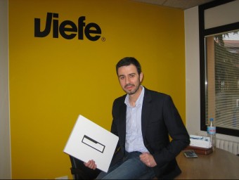 Marc Font, CEO i director de producte de Font Vergés, amb un dels tiradors Viefe.  A.AGUILAR