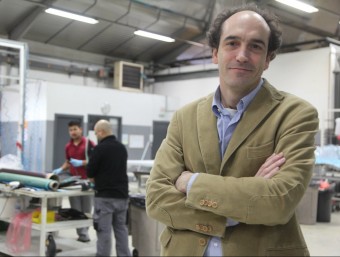 El director general Bernat Calpe, al taller de l'empresa situada a Martorell.  JUDIT FERNÁNDEZ