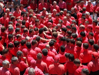 La colla jove de Valls es prepara per fer un castell l'agost del 2013.  ARXIU/ELISABETH MAGRE