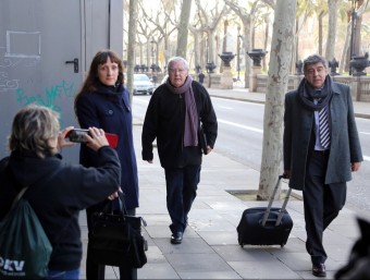 Jordi Montull , director administratiu del Palau de la Música, amb el seu advocat, Jordi Pina, ahir camí de l'Audiència de Barcelona QUIM PUIG