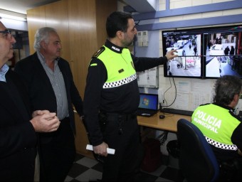 El centre de control monitoritzat que la policia té a la seva seu de l'illa de Can Joanetes ja a ple funcionament. J.C