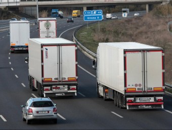 Camions circulant per l'autopista AP7 a les comarques gironines JOAN SABATER