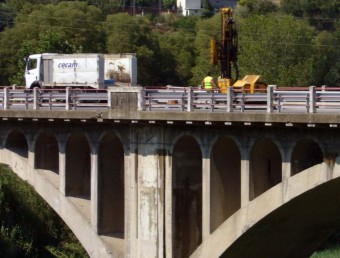 Operaris fent sondejos al pont per analitzar l'estat del viaducte, el juny de 2006. R. E
