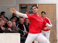 Javi juga una pilota en una partida del bancaixa d'enguany. FREDIESPORT