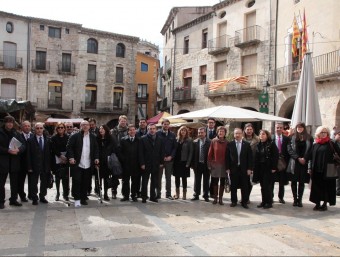 Alcaldes i regidors de diferents ciutats jueves, ahir a Besalú, després de l'assemblea. JOAN SABATER