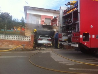 Les flames van iniciar en incendiar-se un vehicle Opel Vectra, amb matrícula de Girona, que estava estacionat al garatge de l'immoble. Els bombers van donar per tancat el servei en poc més d'una hora i mitja. EL PUNT AVUI